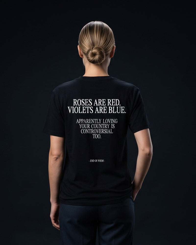 Frau traegt das WORN OPINIONS T-Shirt Apparently loving your country is controversial in Schwarz von hinten, Rueckenprint Roses are red, violets are blue. Apparently loving your country is controversial too.