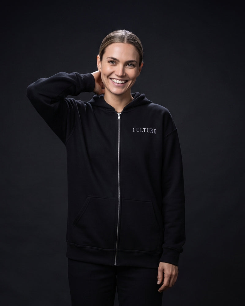 Frau im schwarzen Zip-Hoodie mit kleinem Brustprint 'CULTURE'