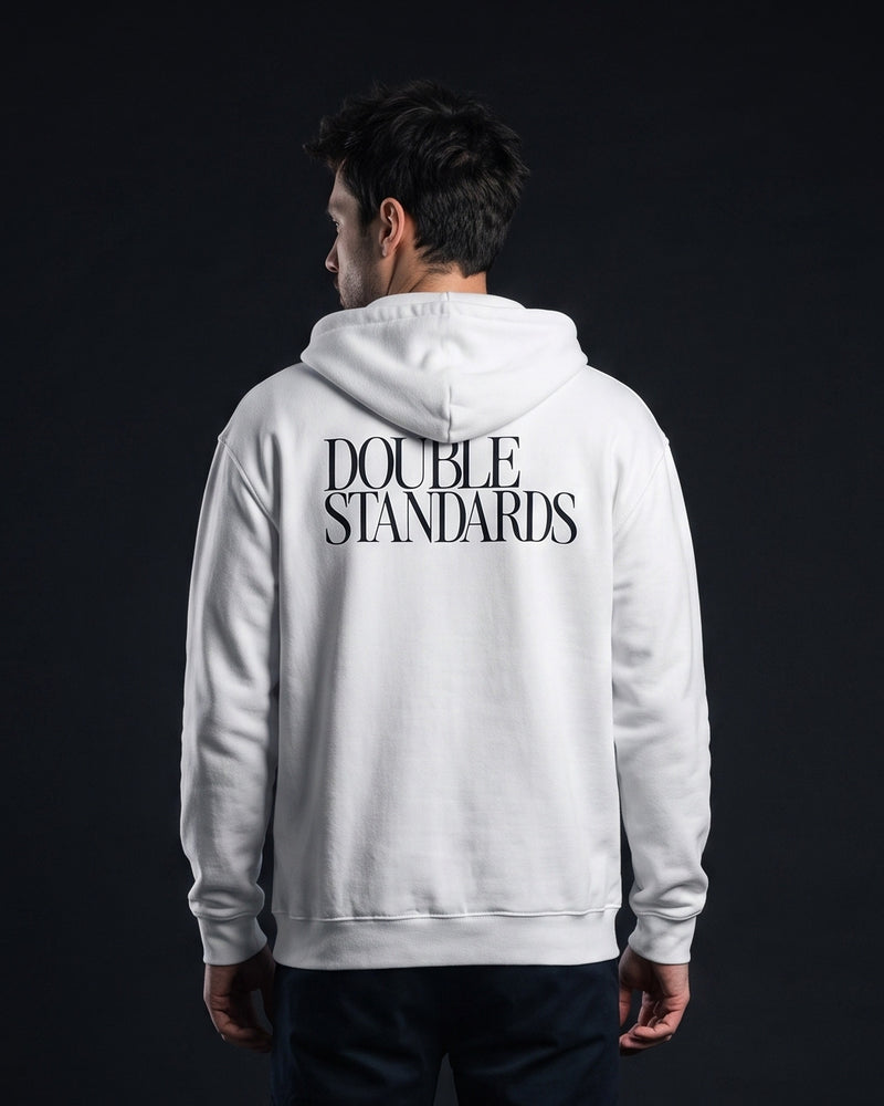 Mann trägt weißen Zip-Hoodie mit dem großen Rückenprint "Double Standards"