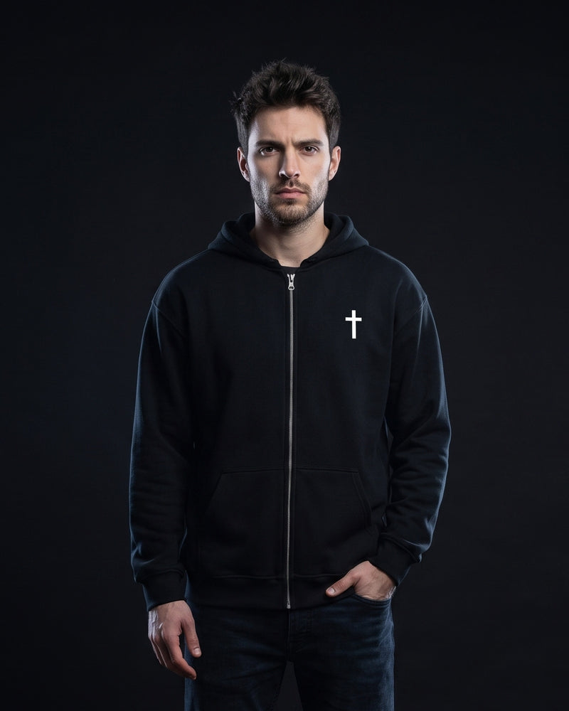 Mann in schwarzem Zip-Hoodie mit kleinem Kreuz-Symbol auf der rechten Brustseite