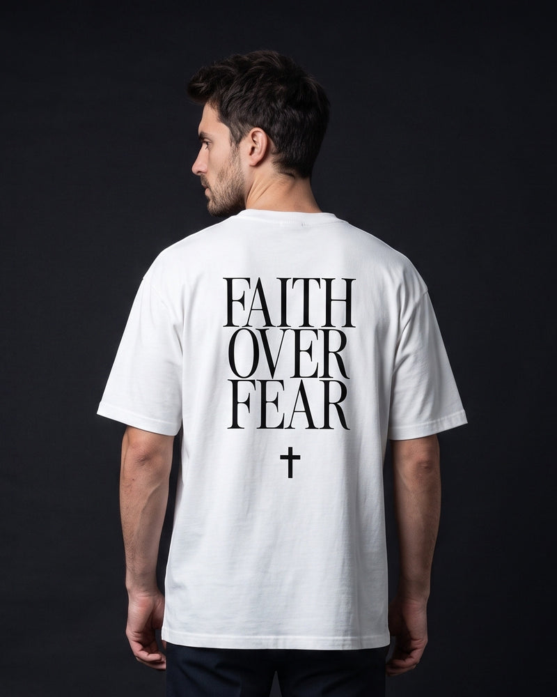 Mann trägt das WORN OPINIONS T-Shirt Faith over Fear in Weiß von hinten, Rückenprint Faith over Fear mit Kreuz-Symbol