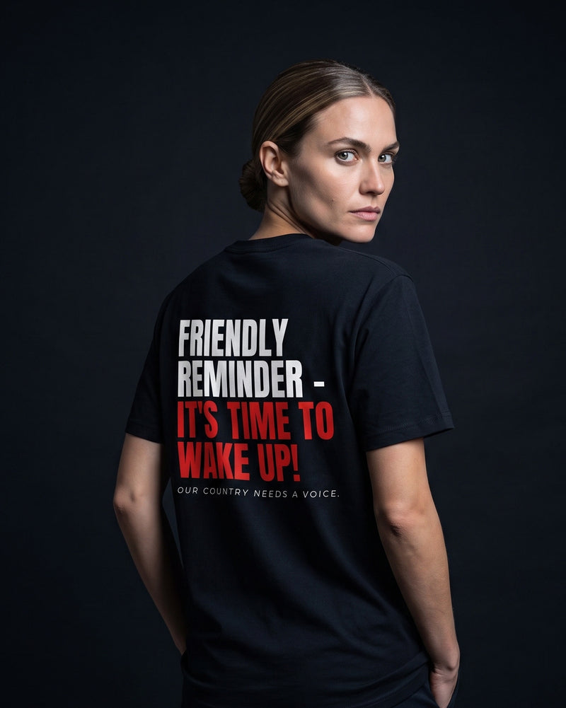 Frau traegt das WORN OPINIONS T-Shirt Friendly Reminder in Schwarz von hinten, Rueckenprint Friendly reminder - it's time to wake up! Our country needs a voice.