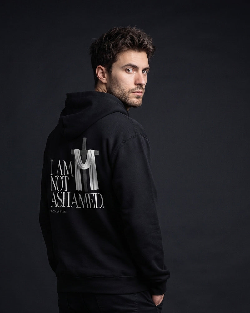 Mann trägt den WORN OPINIONS Hoodie I am not ashamed in Schwarz von hinten, Rückenprint I am not ashamed, Romans 1:16
