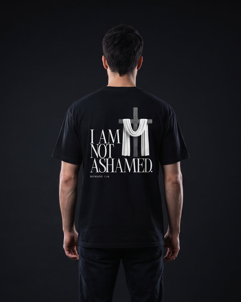 Mann trägt das WORN OPINIONS T-Shirt I am not ashamed in Schwarz von hinten, Rückenprint I am not ashamed, Romans 1:16