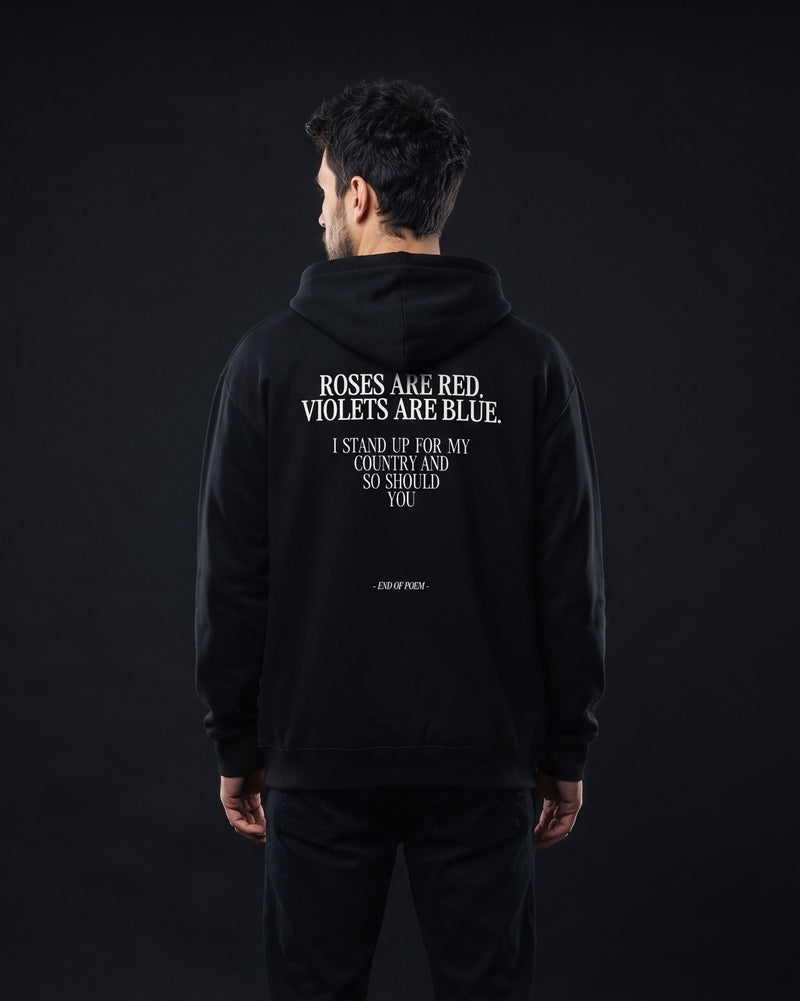 Mann in schwarzem Zip-Hoodie mit grossem Rueckenprint: Gedicht 'Roses are red, violets are blue' und Statement 'I stand up for my country and so should you', darunter kursiv '- End of poem -'.