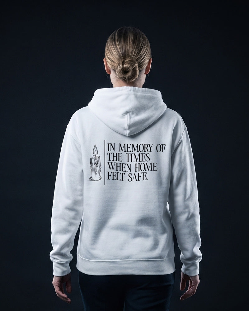 Frau trägt den WORN OPINIONS Hoodie In memory of the times in Weiß von hinten, Rückenprint In memory of the times when home felt safe mit Kerzen-Illustration