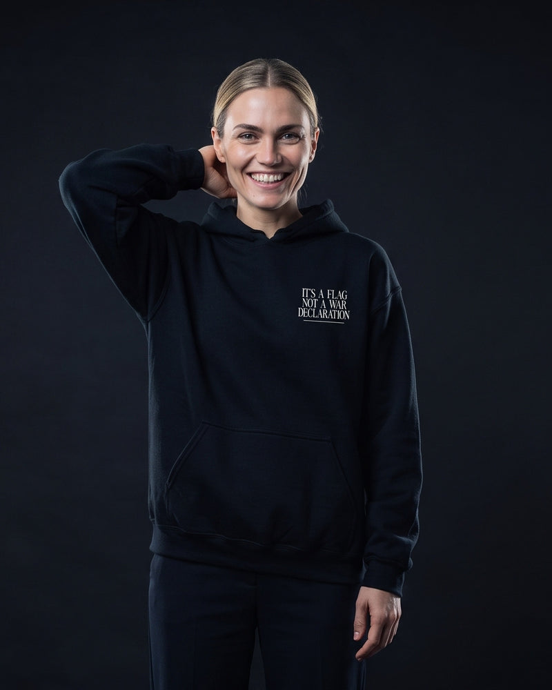 Frau trägt den WORN OPINIONS Hoodie It's a Flag in Schwarz von vorn, Brustprint It's a flag, not a war declaration