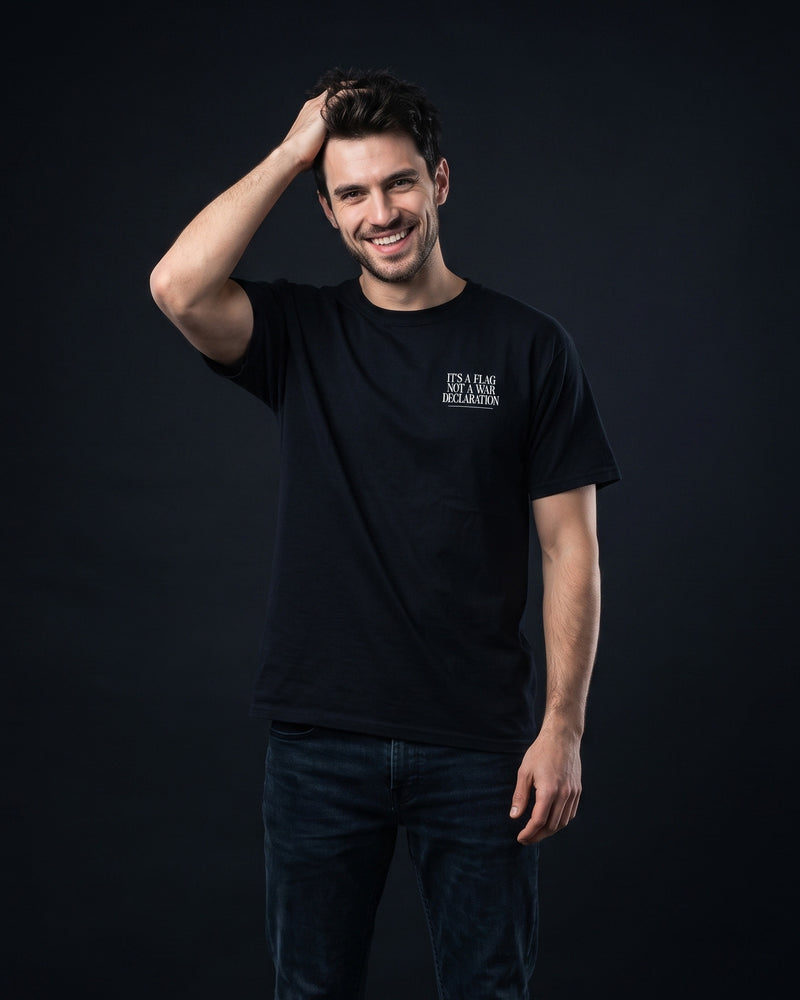 Mann trägt das WORN OPINIONS T-Shirt It's a flag in Schwarz von vorn, Brustprint It's a flag, not a war declaration