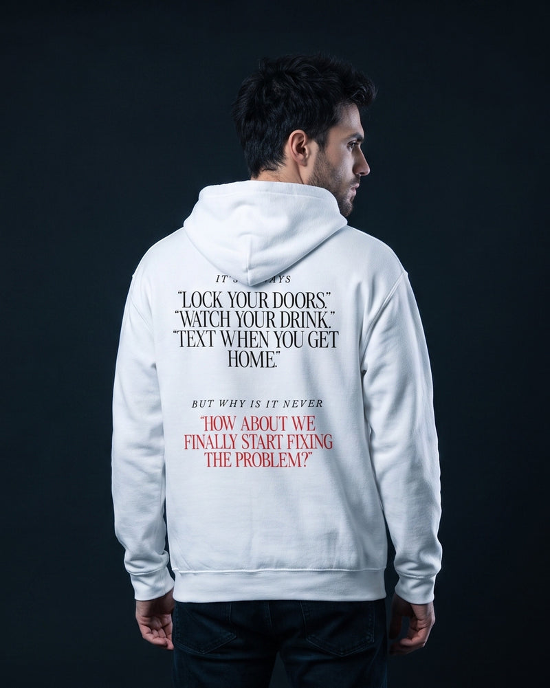 Mann in weissem Hoodie, Rueckenprint mit mehreren Zitaten in Anfuehrungszeichen und roter Schlusszeile "How about we finally start fixing the problem?"