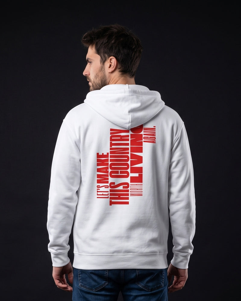 Mann trägt weißen Zip-Hoodie mit dem um 90 Grad gedrehten, von unten nach oben zu lesenden Rückenprint "Let's make this country worth living again."