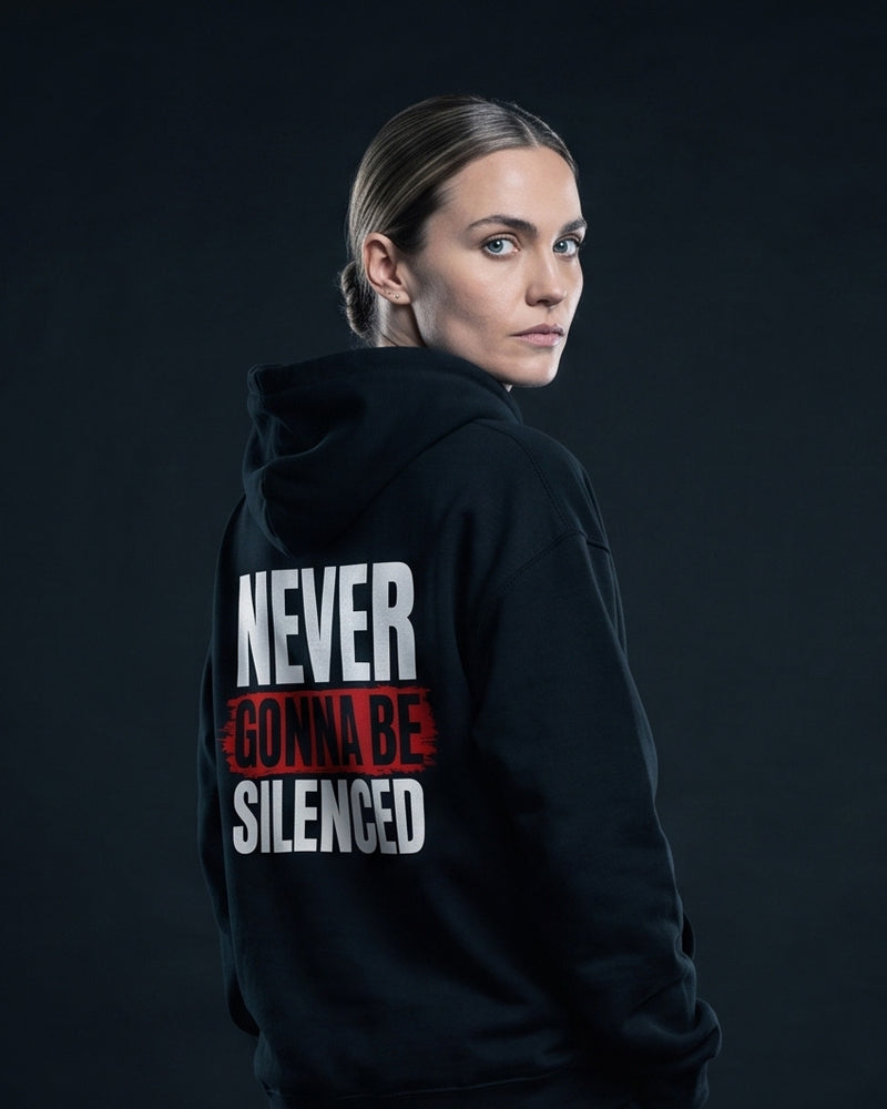Schwarzer Hoodie mit Rueckenprint 'NEVER GONNA BE SILENCED', 'GONNA BE' auf rotem Balken ausgespart.