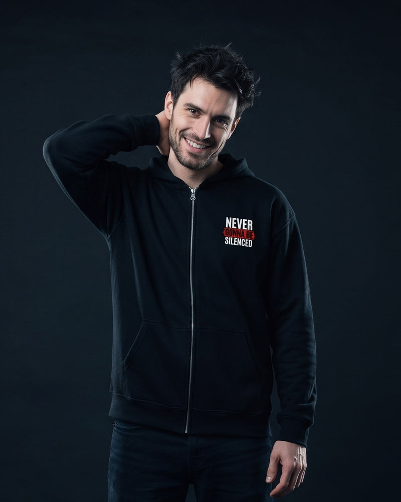 Schwarzer Zip-Hoodie mit kleinem Brustprint 'NEVER GONNA BE SILENCED'