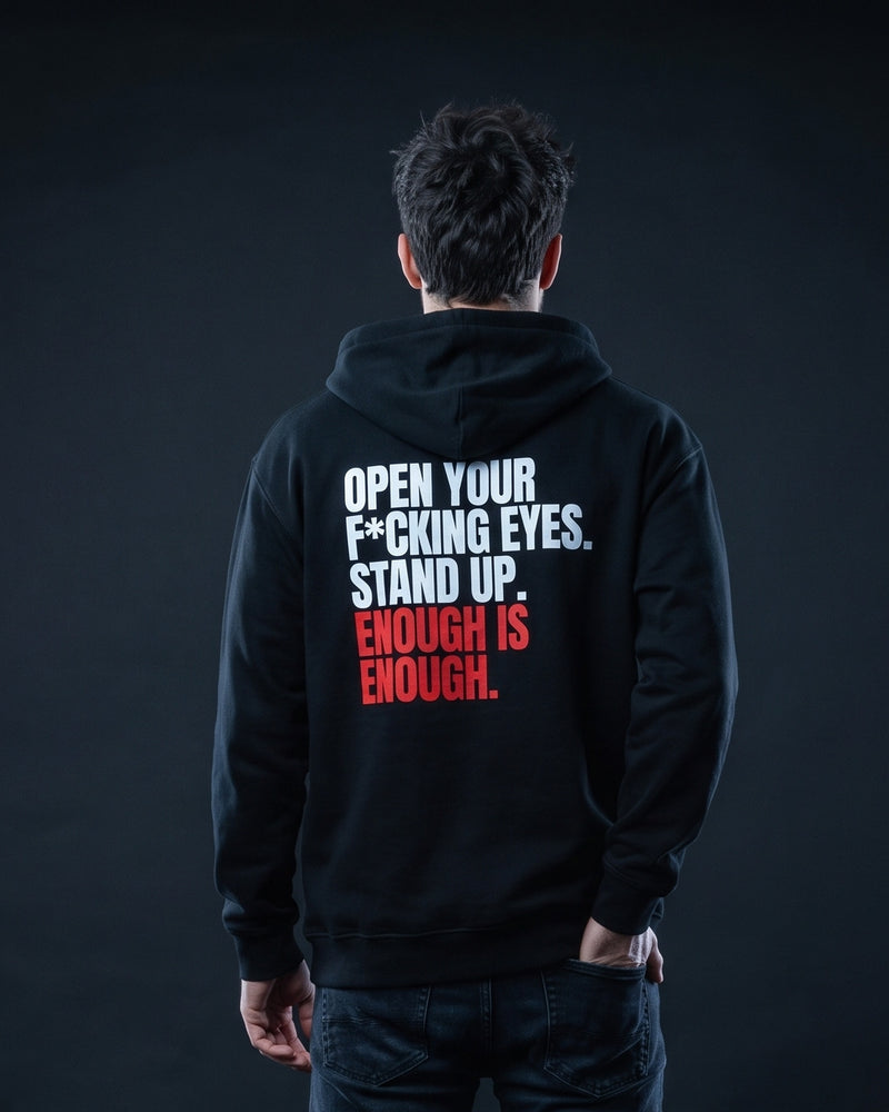 Mann von hinten in schwarzem Zip-Hoodie mit dem Aufdruck 'OPEN YOUR F*CKING EYES. STAND UP. ENOUGH IS ENOUGH.'