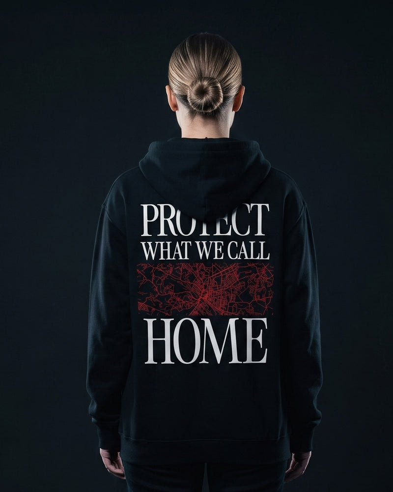 Frau von hinten im schwarzen Zip-Hoodie mit rotem Stadtplan-Print und Schriftzug Protect what we call Home