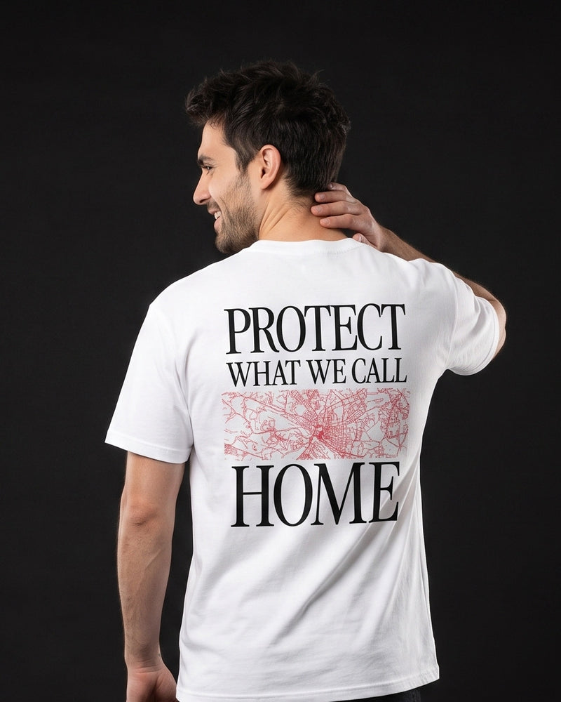 Mann in weissem T-Shirt mit Rueckenprint 'Protect what we call home' und Stadtplan-Grafik