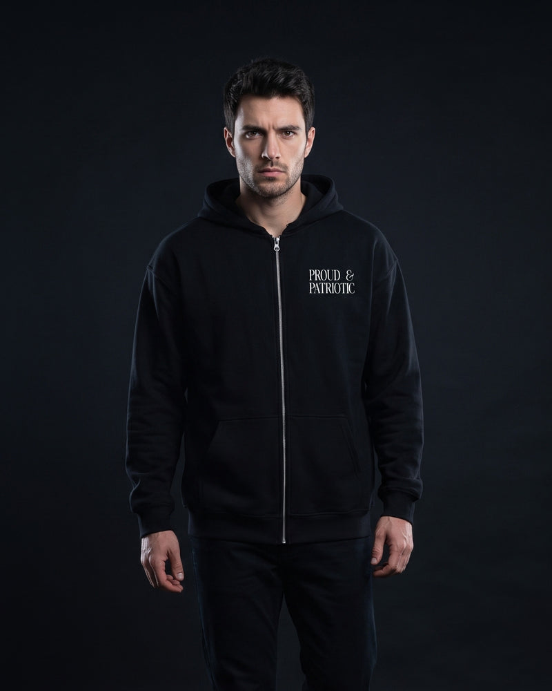 Mann in schwarzem Zip-Hoodie mit dem Brustprint 'PROUD & PATRIOTIC'.