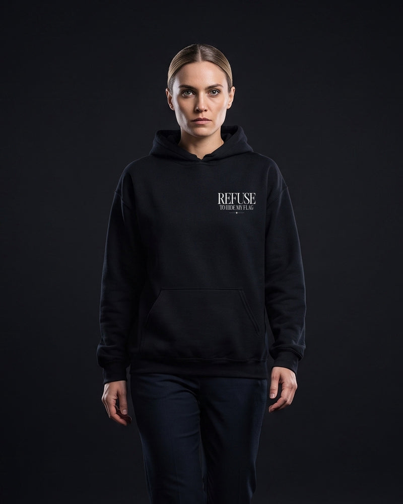 Frau traegt schwarzen Hoodie mit Brustprint "Refuse to hide my Flag"