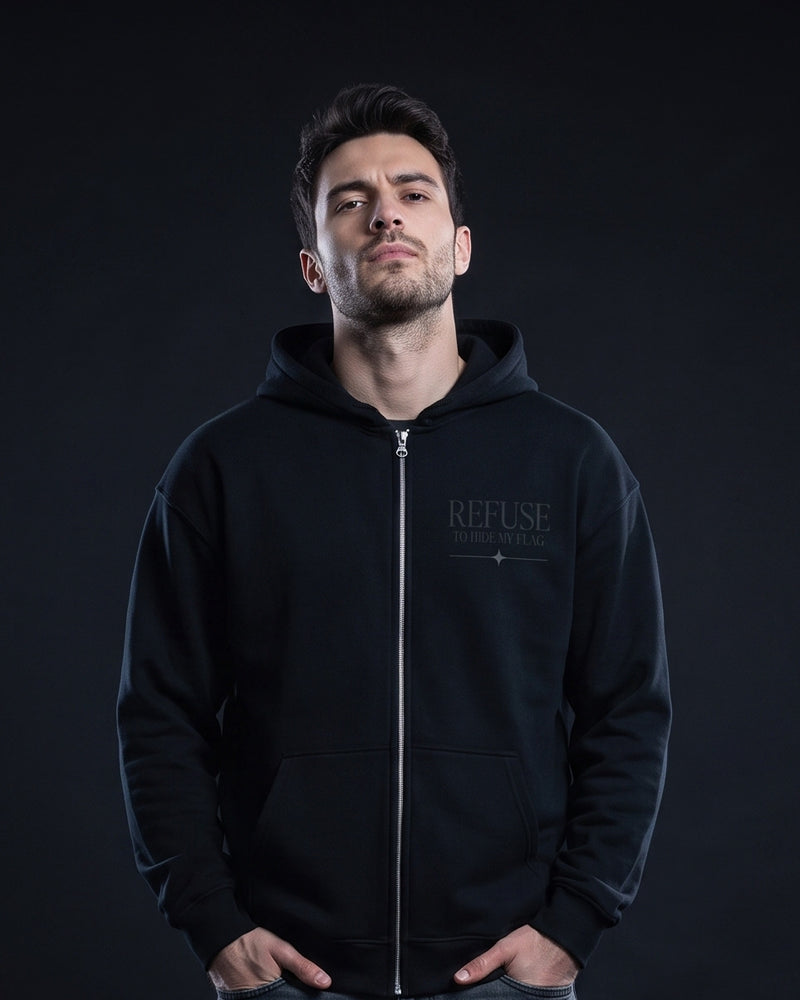 Mann traegt schwarze Zip-Hoodie mit kleinem Brustprint 'Refuse to hide my flag'