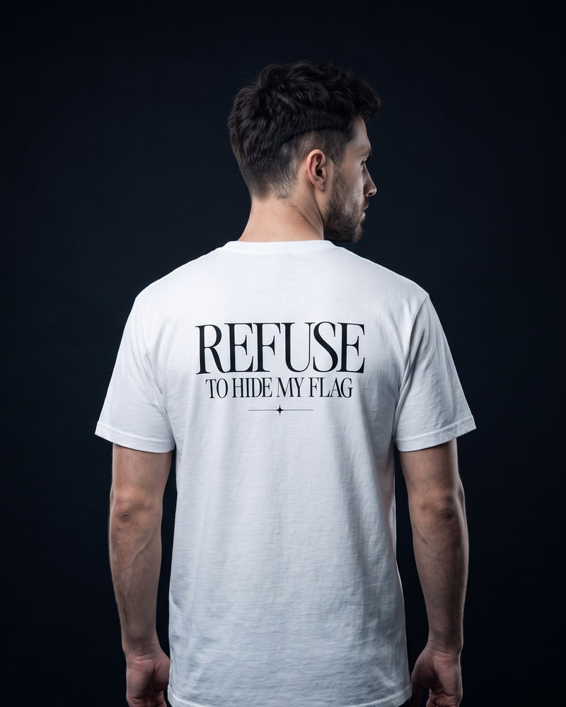Mann traegt das WORN OPINIONS T-Shirt Refuse to hide my flag in Weiß von hinten, Rückenprint Refuse to hide my flag