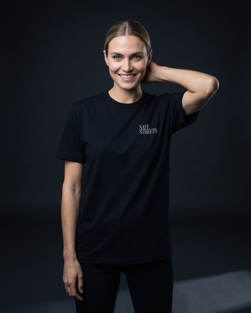 Frau trägt das WORN OPINIONS T-Shirt Safe Streets in Schwarz von vorn, Brustprint Safe Streets