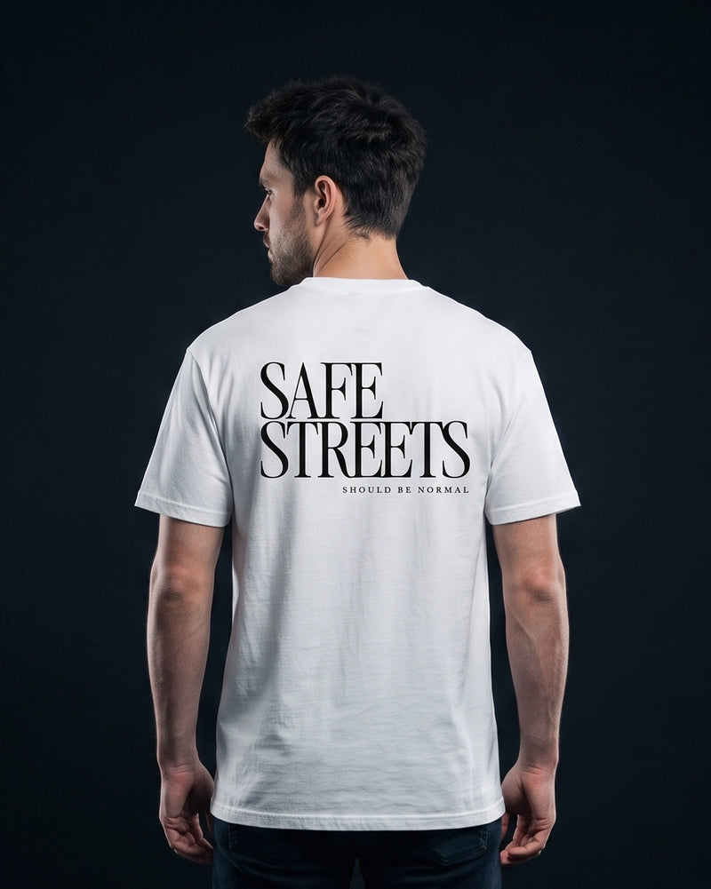 Mann trägt das WORN OPINIONS T-Shirt Safe Streets in Weiß von hinten, Rückenprint Safe Streets should be normal