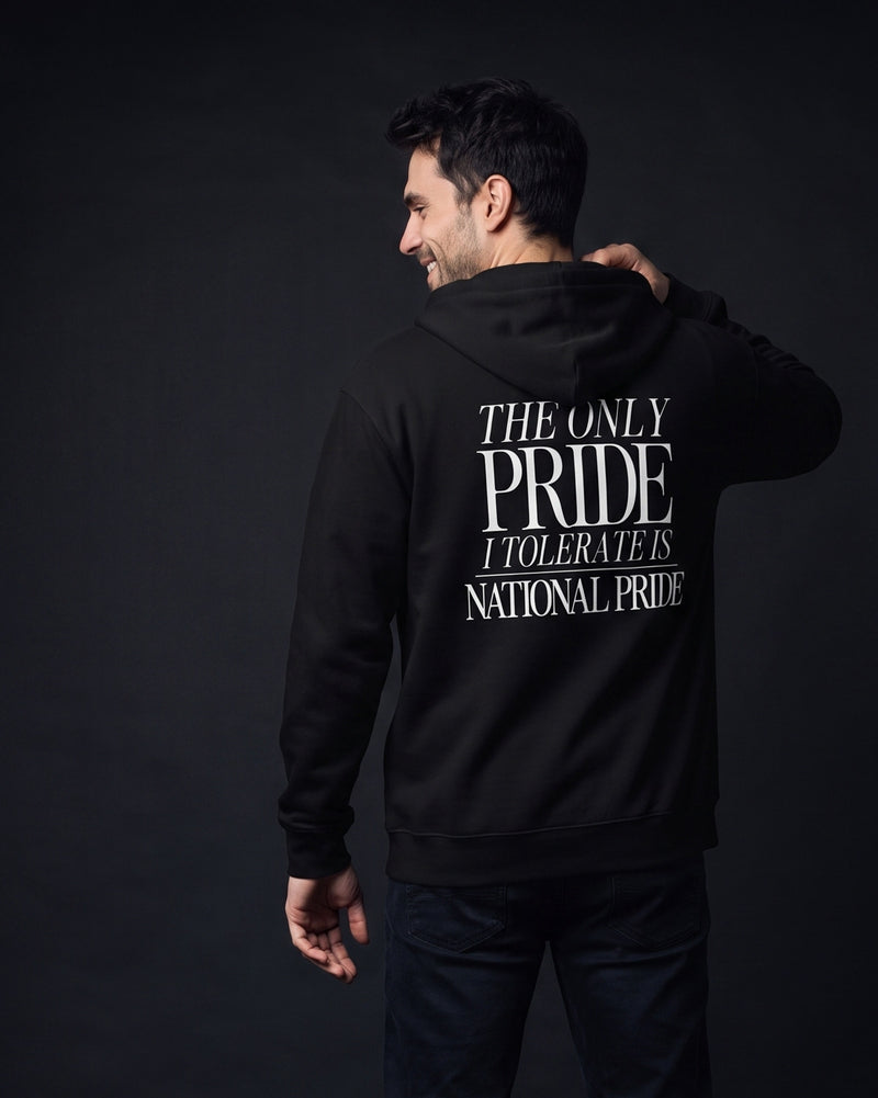 Mann trägt die WORN OPINIONS Zip-Hoodie The only Pride I tolerate in Schwarz von hinten, Rückenprint The only Pride I tolerate is National Pride