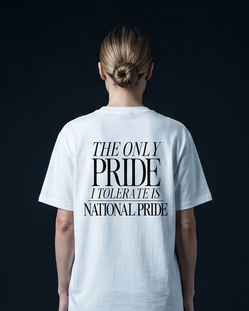 Frau trägt das WORN OPINIONS T-Shirt The only Pride I tolerate in Weiß von hinten, Rückenprint The only Pride I tolerate is National Pride