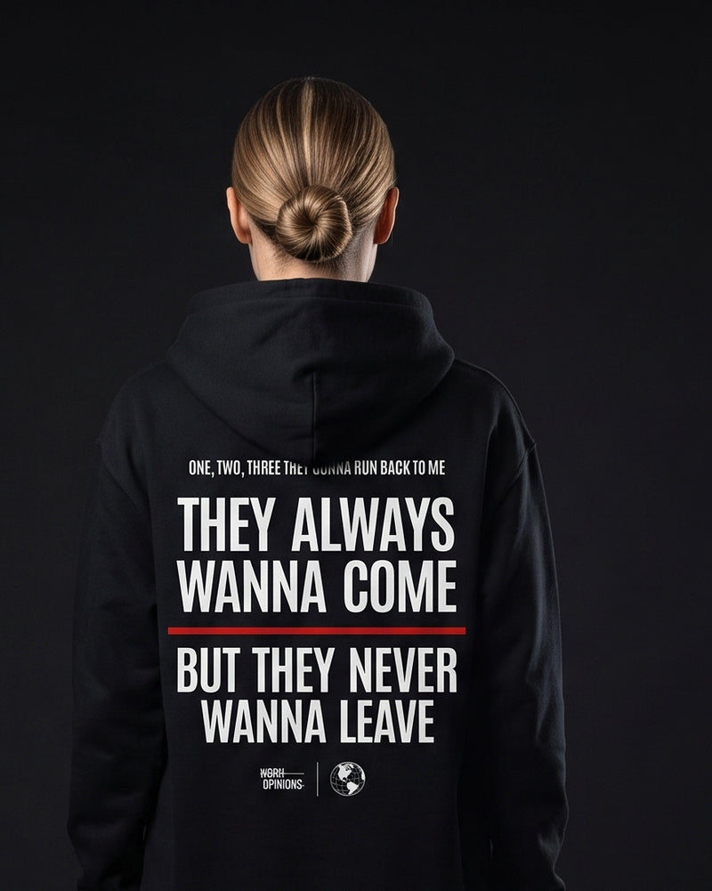 Frau traegt den WORN OPINIONS Hoodie They always wanna come in Schwarz von hinten, Rueckenprint One, two, three they gonna run back to me, they always wanna come, but they never wanna leave