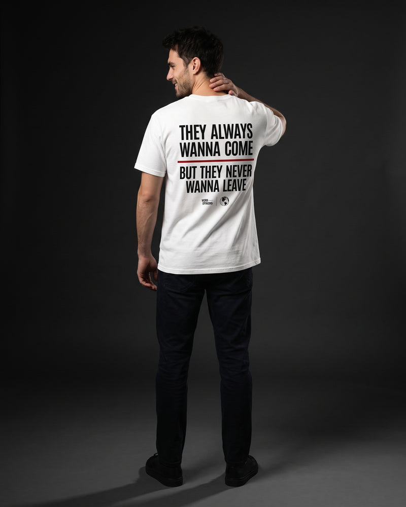Mann trägt das WORN OPINIONS T-Shirt They always wanna come in Weiß von hinten, Rückenprint They always wanna come but they never wanna leave