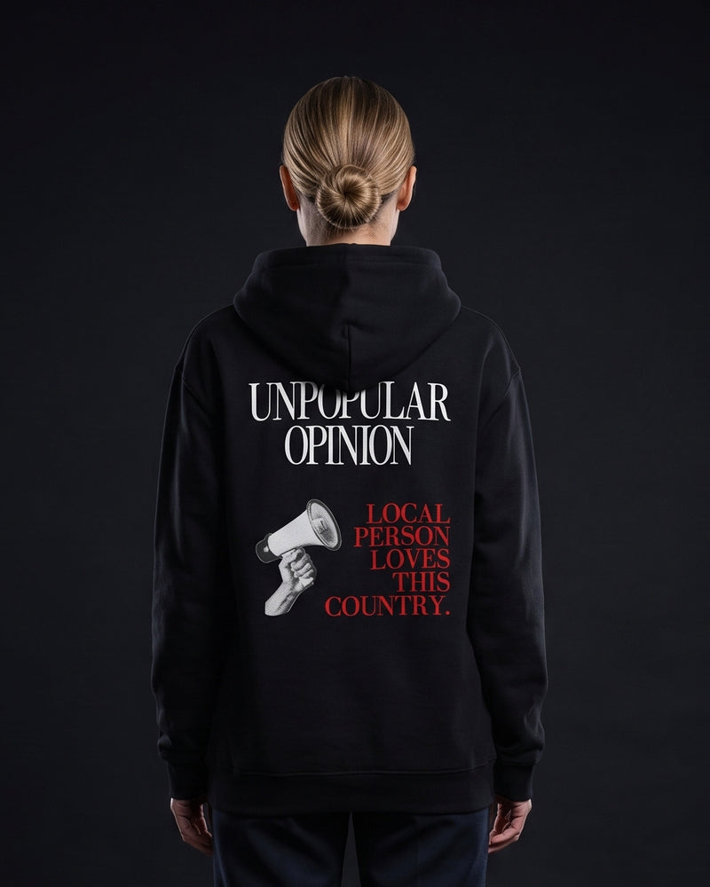 Frau trägt den WORN OPINIONS Hoodie Unpopular Opinion in Schwarz von hinten, Rückenprint Unpopular Opinion, Local person loves this country.