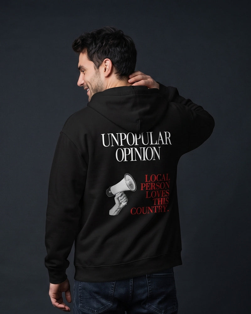 Mann trägt die WORN OPINIONS Kapuzenjacke Unpopular Opinion in Schwarz von hinten, Rückenprint Unpopular Opinion – Local person loves this country.