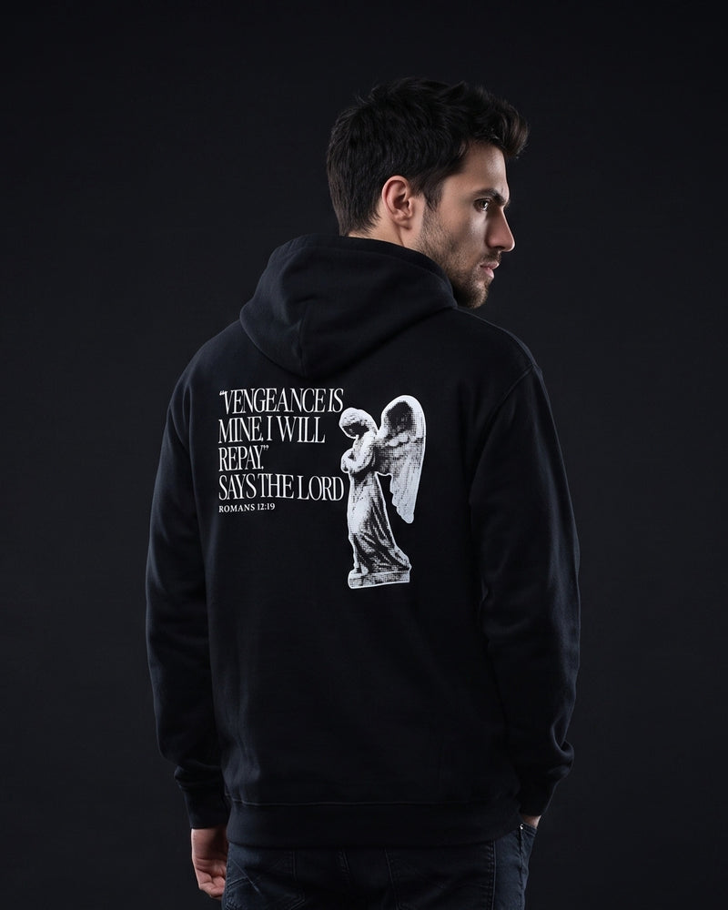 Mann trägt den WORN OPINIONS Hoodie Vengeance is mine in Schwarz von hinten, Rückenprint "Vengeance is mine, I will repay," says the Lord, Romans 12:19