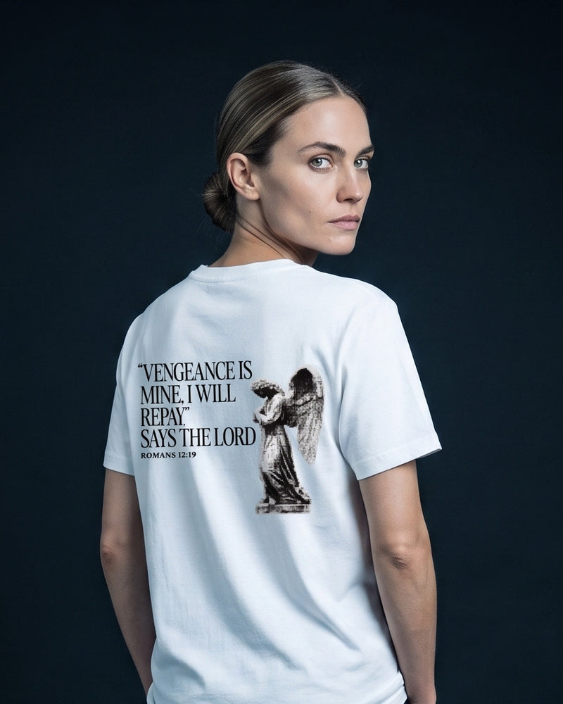 Frau traegt das WORN OPINIONS T-Shirt Vengeance is mine in Weiss von hinten, Rueckenprint "Vengeance is mine, I will repay," says the Lord, Romans 12:19