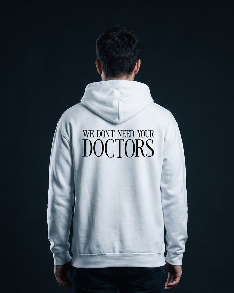 Mann traegt weissen Hoodie mit Rueckenprint "We don't need your Doctors"