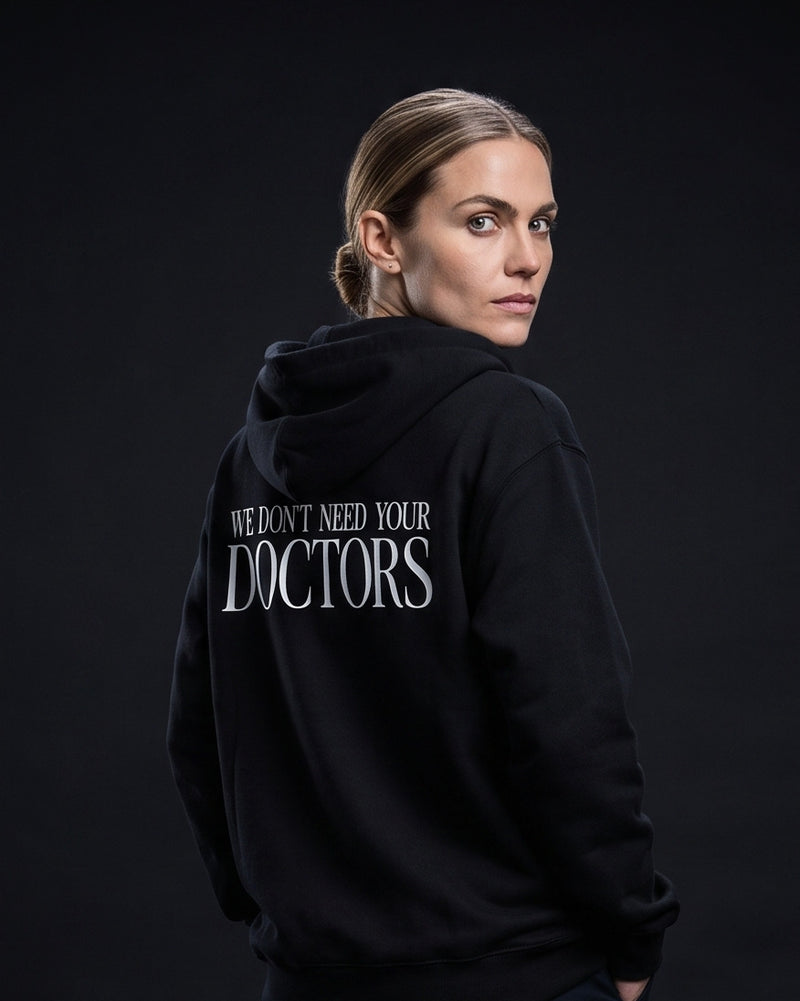 Frau in schwarzem Zip-Hoodie mit Rueckenprint "We don't need your Doctors"