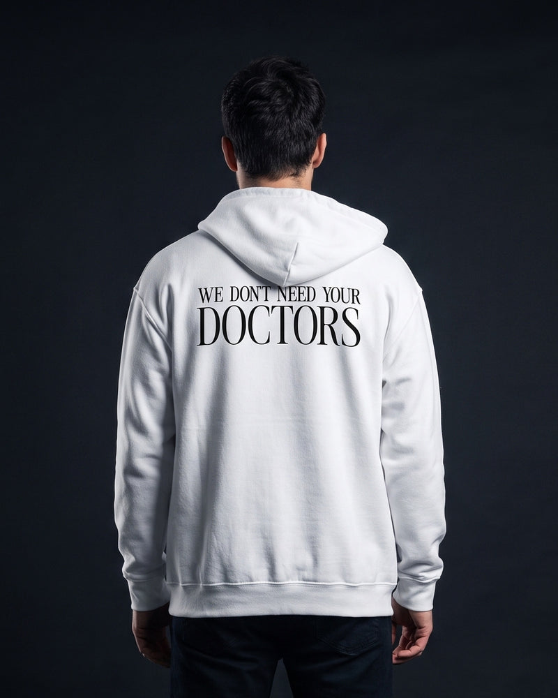 Mann in weissem Zip-Hoodie mit Rueckenprint "We don't need your Doctors"