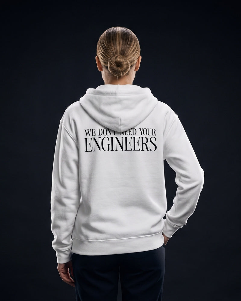 Frau in weissem Zip-Hoodie mit Rueckenprint 'We don't need your Engineers'