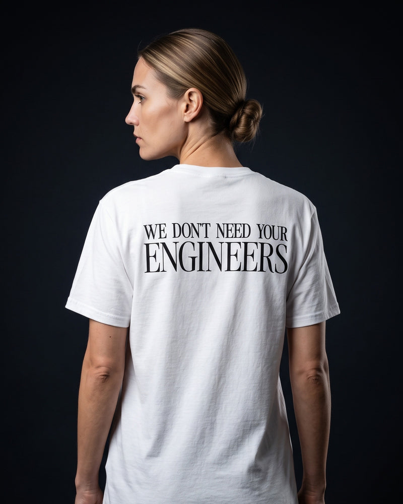 Frau in weissem T-Shirt mit Rueckenprint "We don't need your Engineers"