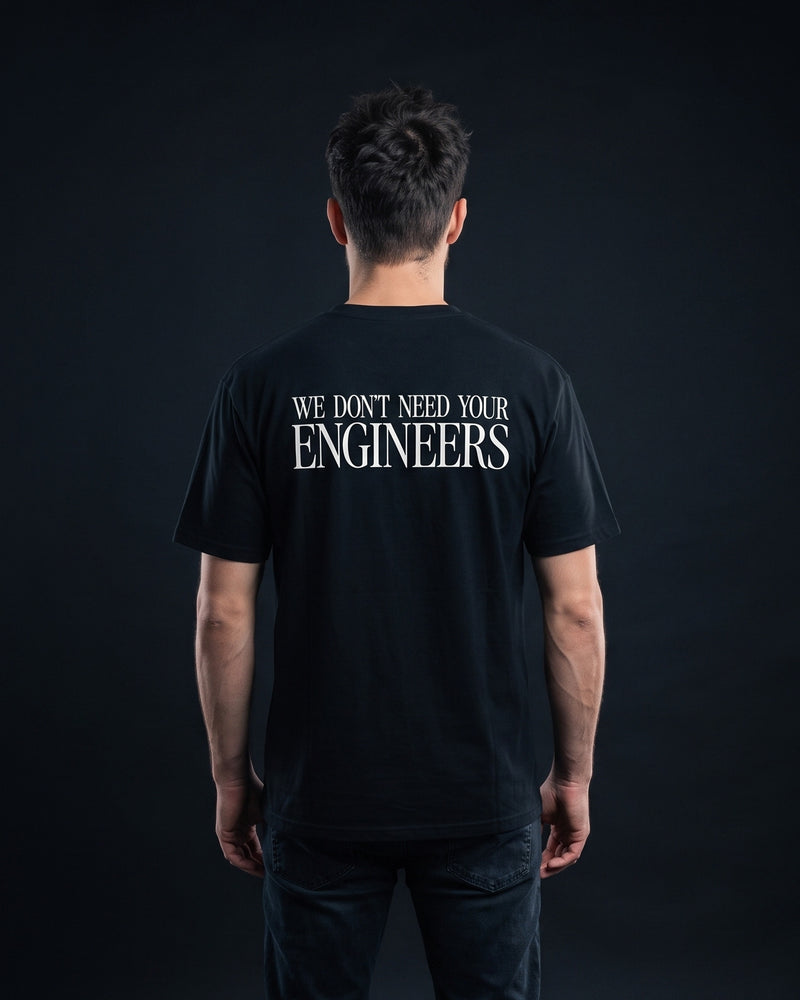 Mann in schwarzem T-Shirt mit Rueckenprint "We don't need your Engineers"