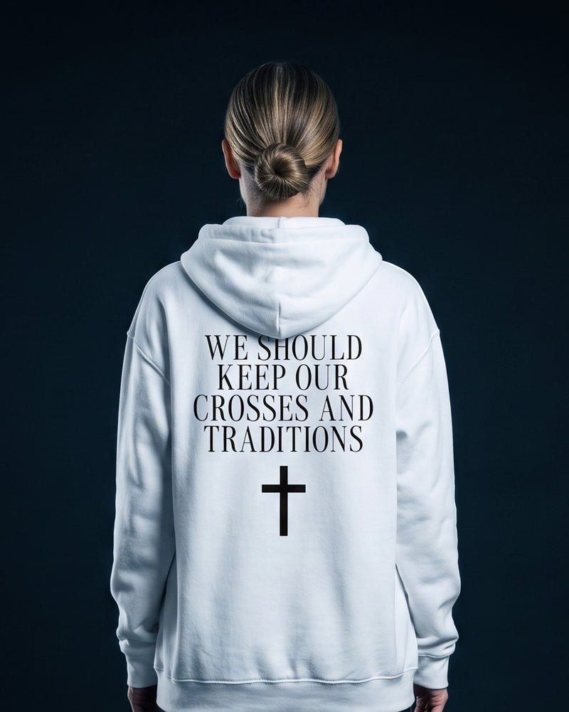 Frau in weissem Zip-Hoodie mit Rueckenprint 'We should keep our crosses and traditions' und einem schlichten Balkenkreuz mit geraden Enden darunter