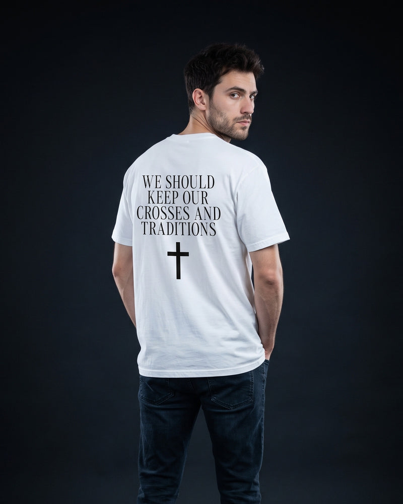 Mann von hinten in weissem T-Shirt mit dem Aufdruck 'We should keep our crosses and traditions' und einem Kreuz-Symbol