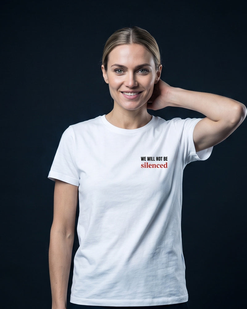 Frau trägt das WORN OPINIONS T-Shirt We will not be silenced in Weiß, Brustprint: WE WILL NOT BE silenced