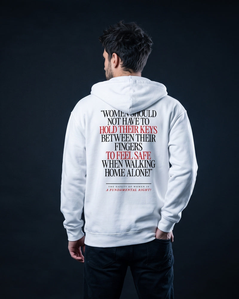 Mann von hinten im weissen Zip-Hoodie mit dem Rueckenprint "Women should not have to hold their keys between their fingers to feel safe when walking home alone! The safety of women is a fundamental right!"