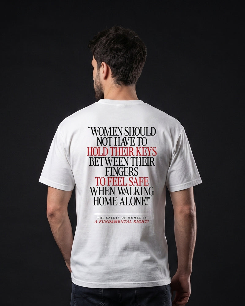 Mann trägt das WORN OPINIONS T-Shirt Women should not have to hold their keys between their fingers in Weiß von hinten, Rückenprint mit dem Statement und der Zusatzzeile The safety of women is a fundamental right