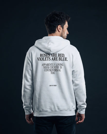 Mann in weissem Zip-Hoodie mit Rueckenprint: Gedicht 'Roses are red, violets are blue. Apparently loving your country is controversial too.' und kursiver Schlusszeile '- END OF POEM -'