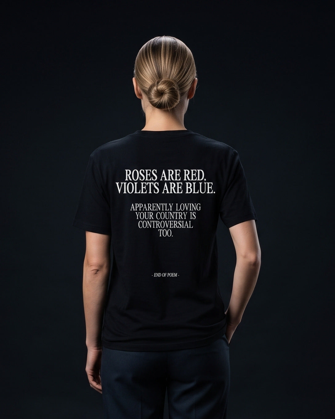 Frau traegt das WORN OPINIONS T-Shirt Apparently loving your country is controversial in Schwarz von hinten, Rueckenprint Roses are red, violets are blue. Apparently loving your country is controversial too.