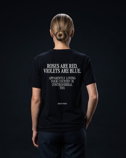 Frau traegt das WORN OPINIONS T-Shirt Apparently loving your country is controversial in Schwarz von hinten, Rueckenprint Roses are red, violets are blue. Apparently loving your country is controversial too.