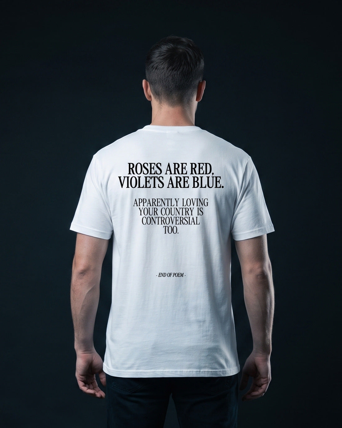 Mann traegt das WORN OPINIONS T-Shirt Apparently loving your country is controversial in Weiss von hinten, Rueckenprint Roses are red, violets are blue. Apparently loving your country is controversial too.