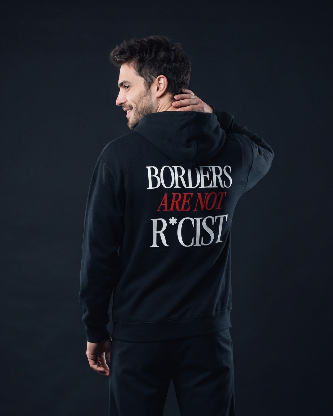 Mann trägt den WORN OPINIONS Hoodie Borders are not in Schwarz von hinten, Rückenprint Borders are not R*cist