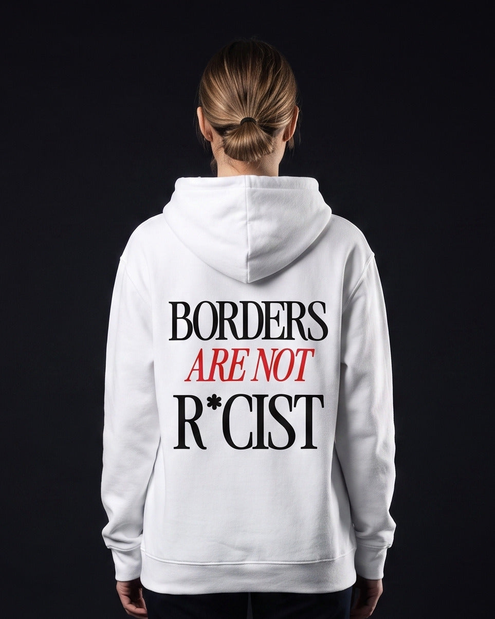 Frau trägt die WORN OPINIONS Kapuzenjacke Borders are not in Weiß von hinten, Rückenprint Borders are not R*cist